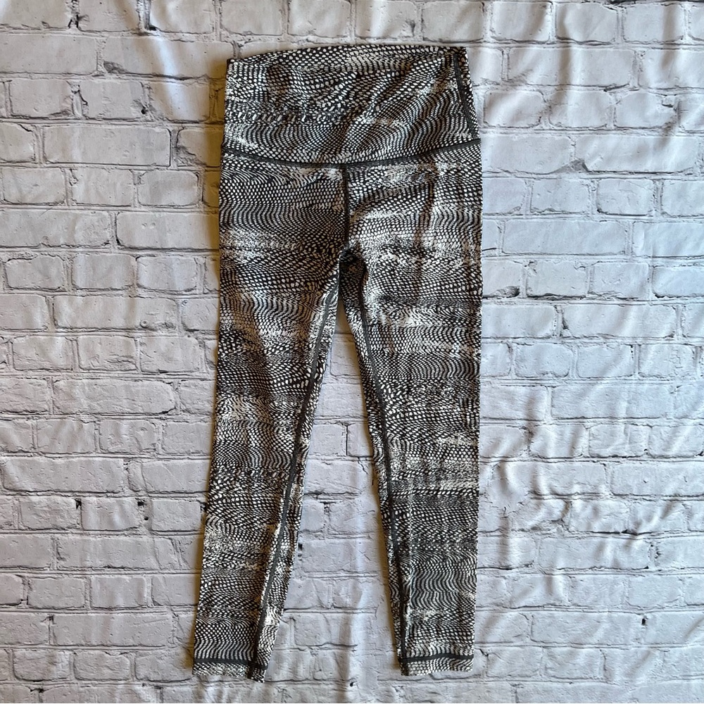 Lululemon Legging Size 6 Cropped Black & White 25” Inseam Running Yoga High Rise